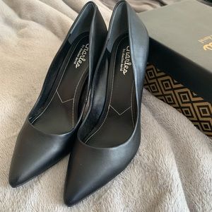 *NEW* Charles by Charles David Palma Heels